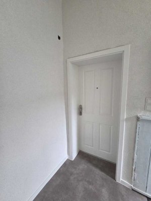 Kernsanierte 2-Zimmer-Wohnung nahe Bahnhof Oberbarmen - 3. OG links, Küche/Bad, Keller