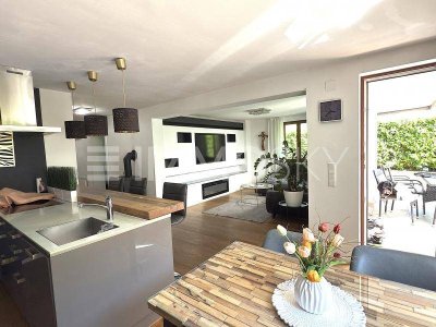 TRAUMHAFTES ZWEI-FAMILIENHAUS - mit Sauna, Garten und Garage