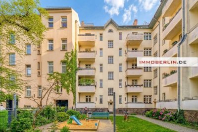 IMMOBERLIN.DE - Charmante Altbauwohnung mit ruhigem Südwestbalkon