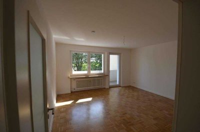 Schöne helle renovierte Wohnung mit Balkon