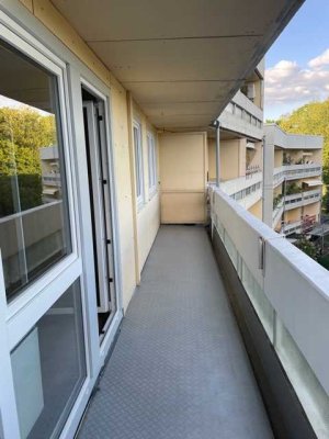 Gut geschnittene, freundliche 2-Zimmer-Wohnung mit Balkon in Bergisch Gladbach