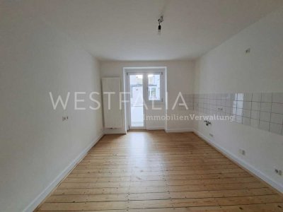 Helle Altbauwohnung mit Wohnküche & ruhigem Hinterhofbalkon