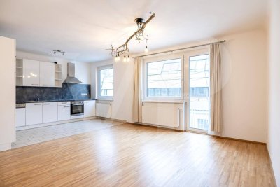 4 Zimmerwohnung beim Hohen Markt- WG geeignet