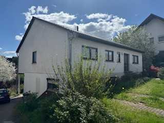 Attraktive und gepflegte 4-Zimmer-Hochparterre-Wohnung mit Balkon in Winnweiler