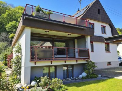 Großes Einfamilienhaus GLÜCKSGRIFF mit Doppelgarage, Carport, Dachterrasse u. gr. Garten in Öflingen