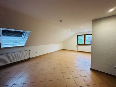 UMFASSEND RENOVIERTE DACHGESCHOSSWOHNUNG IN ORTSRANDLAGE MIT BLICK INS GRÜNE