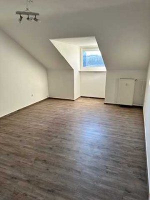 Ruhige Lage in Duissern - Frisch renovierte DG Wohnung