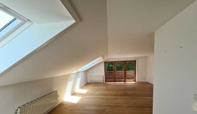 Freundliche & neuwertige 3-Zimmer-DG-Wohnung ab 01.07. mit Balkon & EBK in Liptingen
