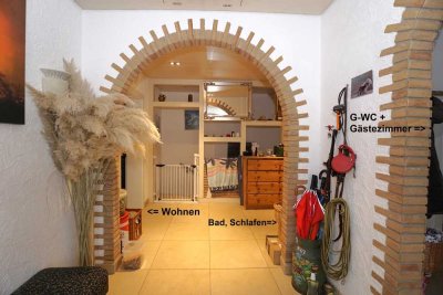 Traumhaus mit unverb. Fernblick, zwei oder drei Parteien. Schöner Garten