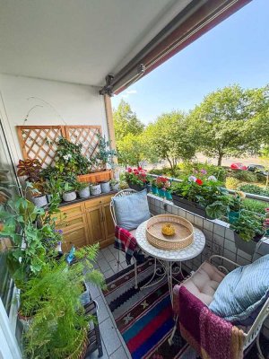 Stilvoll modernisierte 3-Zimmer-Wohnung mit Balkon, Einbauküche und Blick ins Grüne