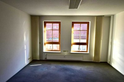 Kapitalanlage in Top-Lage: Gepflegtes 3-Familienhaus  mit 4 Garagen