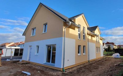 Neubau Doppelhaushälfte in ruhiger Wohnlage, nahe Feldrand in Hainburg