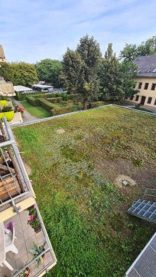 kleine Wohnung mit vielen Extras, Einbauküche, Balkon Lift etc.