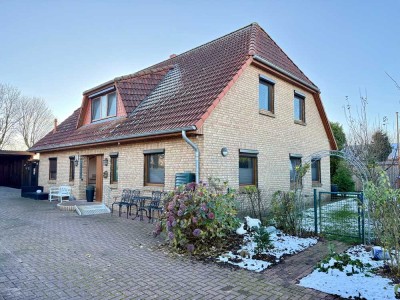 Ihr neues Zuhause: Großes Einfamilienhaus mit Einliegerwohnung und traumhaftem Garten in Rantrum