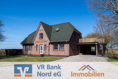 Einmaliges Angebot: Neuwertiges EFH mit FeWo und Halle in Alleinlage nahe Husum/Nordsee