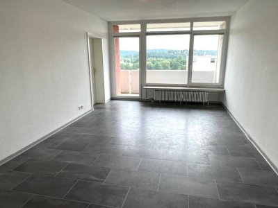 XL WZ und SONNIGER Balkon * 4. Etage mit Aufzug  * große Küche * ab 16.05. * WALDNÄHE * KL West *