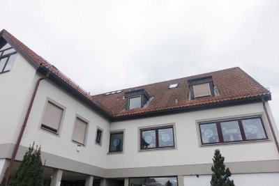 BEZUGSFREI ! Charmante 3-Zimmer-Dachgeschosswohnung mit Süd-Loggia in Röttenbach bei Erlangen
