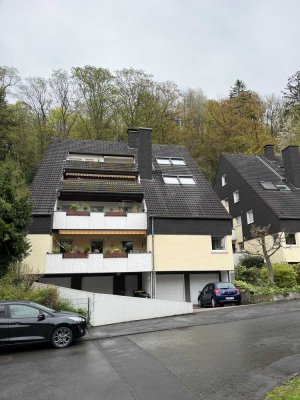 Stadtgarten 2,5-Zimmer-DG-Wohnung Erstbezug mit Kamin, großer Loggia & Garage in ruhiger Waldlage