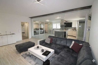 Stilvolles Wohnen trifft Leidenschaft: Glaswand verbindet Wohnraum & Garage