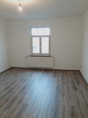 EINBAUKÜCHE NACH WUNSCH: SCHÖNE 3-RAUM-WOHNUNG IN LOSSA ZU VERMIETEN!