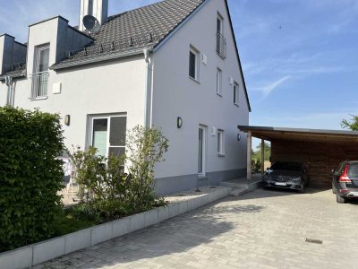 Moderne Doppelhaushälfte in ruhiger Lage, mit fünf Zimmern, Nähe Moosburg, Wang - Neuwertig