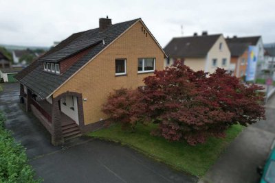 Massives Einfamilienhaus mit Garten und Garagen in Beverungen