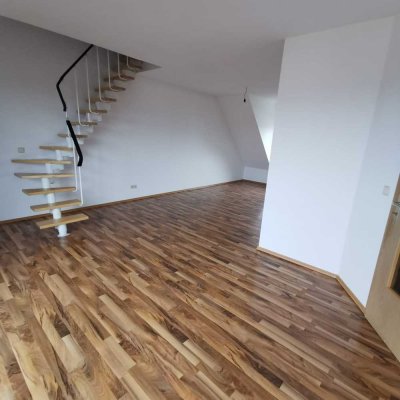 Freundliche und vollständig renovierte 3-Zimmer-DG-Wohnung mit Einbauküche in Plauen