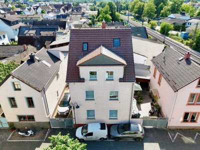 Budenheim: Charmantes Mehrfamilienhaus mit 3 Wohneinheiten, Innenhof und vielseitig nutzbarem Nebeng