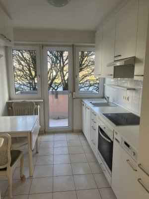 Freundliche 4 ZKBB mit möblierter Wohnküche, 2 Balkonen u. Stp. vor dem Haus