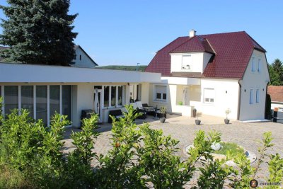 Neuwertiges Wohnhaus mit angeschlossenem Bürogebäude und Garage