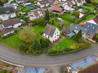 Charmantes freistehendes EFH mit Garage und 1500 m2 Grundstück