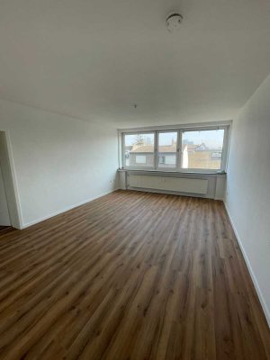 renovierte helle 3 Zimmer Wohnung , 76 m² -  in Oberhausen-Marienkirche