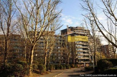 Geschmackvolle Wohnung mit dreieinhalb Zimmern sowie Balkon und Einbauküche in Köln-Westhofen