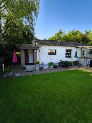 Kleiner Bungalow im Hintergarten eines Einfamilienhaus nähe Kleingartenanlage Schönefeld