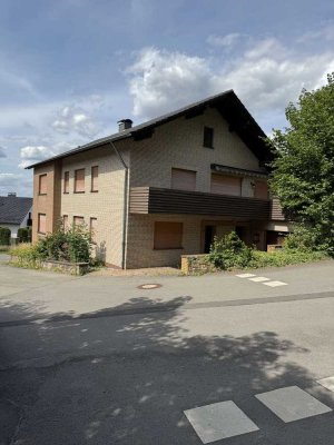 Großzügiges Haus mit 2 Wohnungen, und Bauland! Besichtigung 06. Sep. von 15.00 bis 17.00 Uhr