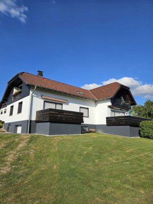 Haus im Haus -Wohnung mit drei Zimmern und Balkon Garage Kellerraum