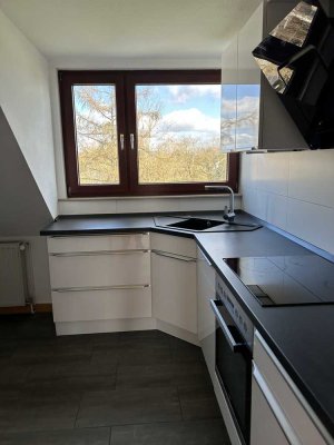 Schöne Dachgeschoss-Wohnung in Vohwinkel. 3 Zi., Küche inkl. moderner EBK, Duschbad & Gäste-WC.