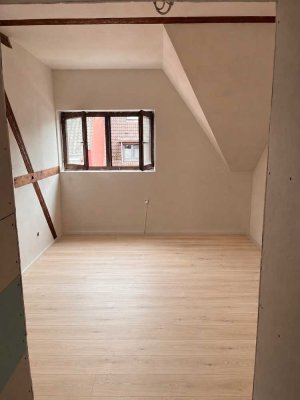 Wohnen mit Charakter: 3-Zimmer-Dachgeschosswohnung in Krefeld-Bockum