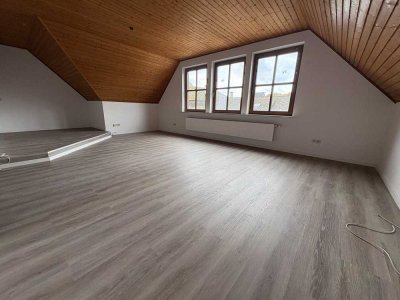 Renovierte 2‑ZKB, neue Einbauküche, Balkon, Dachgeschoss