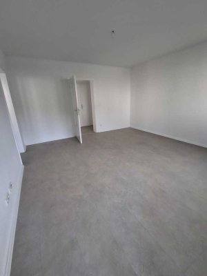 Schöne Erdgeschoss 3,5 Zimmer Wohnung mit Balkon
