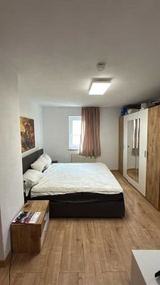 Moderne 2-Zimmer-Wohnung mit großem Eckbalkon und Stellplatz in zentraler Lage von Traunreut
