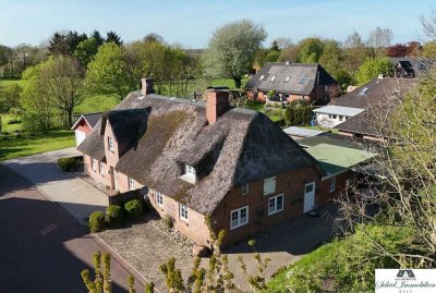 Friesenhaushälfte mit Anbauten und Carport in ruhiger Lage