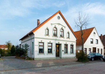 Denkmalgeschütztes Zweifamilienhaus mit Doppelgarage &  und Ausbaureserve in Ovelgönne zu verkaufen!