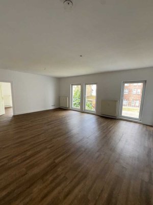 Schöne 3-Raum Wohnung mit Balkon und Bodentiefen Fenstern