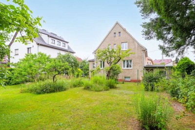 Bahnhofsnah! Einfamilienhaus mit viel Potenzial in Biesdorf - Mit Keller, Garage, großem Garten