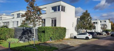 695000 € 
Auszug nach Vereinbarung 
Ohne Makler 
Modernes Reiheneckhaus in Zuffenhausen