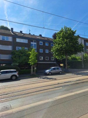 schöne renovierte Dachgeschosswohnung