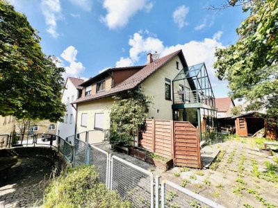 Wohnjuwel in Weinberglandschaft - Zweifamilienhaus mit Terrasse und Platz für großen Fuhrpark!