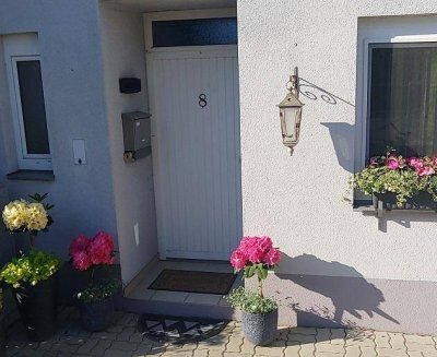 Reihenhausartige Wohnung mit Garage + Terrasse