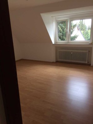 Helle, ansprechende 3-Zimmer-Dachgeschosswohnung mit Waldblick  in Dünnwald, Köln